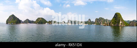 Panoramablick von Karsterscheinungen in der Halong Bay, Vietnam, im Golf von Tonkin. Halong Bay ist ein UNESCO-Weltkulturerbe und die beliebteste Tour Stockfoto