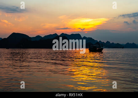 Sonnenuntergang in der Halong Bay, Vietnam. In den Golf von Tonkin, Halong Bay ist ein UNESCO-Weltkulturerbe, berühmt für seine Karstformationen. Es ist das am meisten Stockfoto