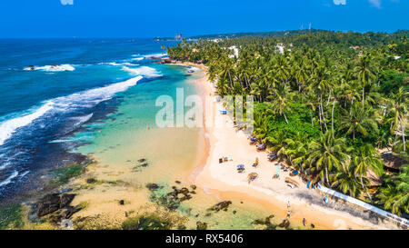 Antenne. Blick auf den Strand in Unawatuna, Sri Lanka. Stockfoto