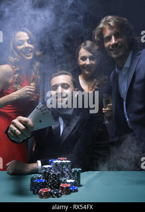 Porträt der Gruppe von Personen mit Getränken Pokern im casino Stockfoto