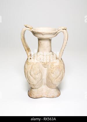 Double-Bodied Amphora Vase. China. Datum: 581 AD-618 AD. Abmessungen: 17,5 × 10,7 × 7,3 cm (6 7/8 x 4 3/16 x 2 7/8 in.). Steinzeug mit unterglasur geformten Dekoration. Herkunft: China. Museum: Das Chicago Art Institute. Stockfoto