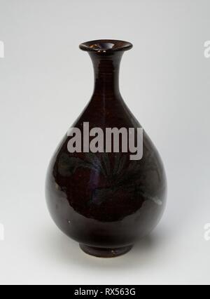 Pear-Shaped Flasche. China. Datum: 1280-1325. Abmessungen: H 28,5 cm (11 1/4 in.); Durchm. 19,2 cm (7 9/16 in.). Cizhou Steinzeug, Steingut mit dunklen braunen Glasur und Blumenschmuck in Bügeleisen - Braun schlüpfen. Herkunft: China. Museum: Das Chicago Art Institute. Stockfoto