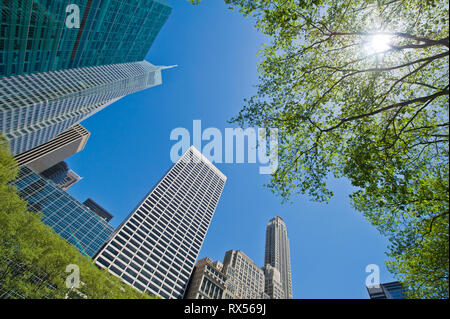Moderne Wolkenkratzer rund um Bryant Park in New York Stockfoto