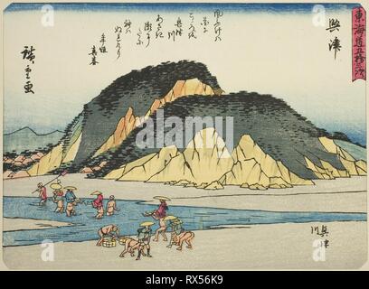 Okitsu Okitsu: Der Fluss (Okitsu, Okitsugawa), aus der Serie "Dreiundfünfzig Stationen des Tokaido (Tokaido gojusan tsugi)", auch bekannt als die Tokaido mit Gedicht (Disclaimer 1 iri Tokaido). Utagawa Hiroshige?? ??; Japanisch, 1797-1858. Datum: 1832-1847. Abmessungen: 17 x 22,9 cm (6 11/16 x 9 in.). Farbe holzschnitt; chuban. Herkunft: Japan. Museum: Das Chicago Art Institute. Stockfoto