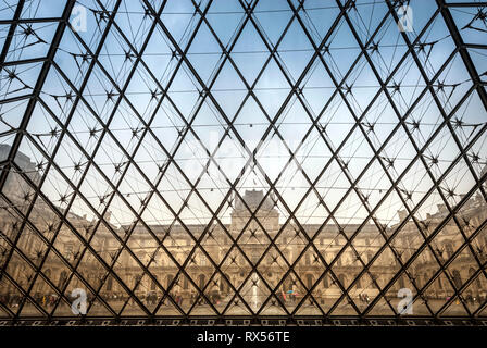 Gläserne Decke der Louvre-Pyramide Stockfoto
