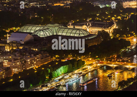 Grand Palais und Seine Luftaufnahme bei Nacht Stockfoto