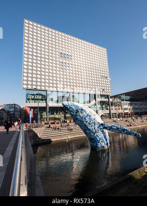 Moderne Konzerthalle Tivoli vredenburg in der niederländischen Stadt Utrecht an einem sonnigen Tag mit Kunststoff Wal gebaut von StudioKCA Stockfoto