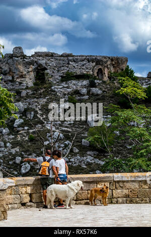 MATERA, Italien - 27. AUGUST 2018: warmer Sommertag street view der antiken Stadt der berühmten Sassi mit Geschichte, Kultur und Gebäuden und touristische Famil Stockfoto