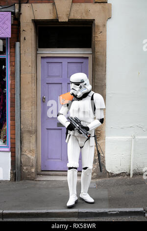 Glastonbury resident gekleidet wie ein Stormtrooper aus Star Wars Stockfoto