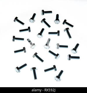 Einige Schrauben auf weißem Hintergrund Stockfoto