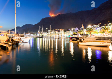 Makarska, Dalmatien, Kroatien, Europa - ein wildfire in den Bergen von Makarska in der Nacht Stockfoto