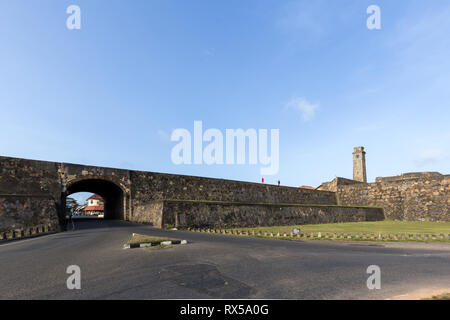 Clock Tower und die Stadtmauer an der Festung Galle, Sri Lanka Stockfoto