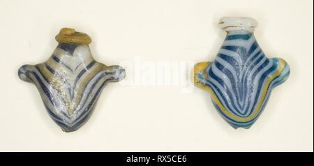 Amulette von heart-shaped Krüge (2). Ägyptische. Datum: 1350 BC. Abmessungen: a: 1,75 × 1,54 × .58 cm (.69 × 0,61x .23 In) b: 1,57 × 1,72 ×,53 cm (.62 .68 × ×".21 in). Glas. Herkunft: Ägypten. Museum: Das Chicago Art Institute. Thema: Alte ägyptische. Stockfoto