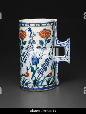 Tankard (Hanap) mit Tulpen, Hyazinthen, Rosen und Nelken. Die Türkei; Iznik. Datum: 1570-1599. Abmessungen: 19,6 × 15 × 10,5 cm (7 3/4 x 5 7/8 x 4 1/8 in.). Fritware mit unterglasurmalerei in Blau, Türkis, Rot und Schwarz. Herkunft: Türkei. Museum: Das Chicago Art Institute. Thema: Islamische. Stockfoto