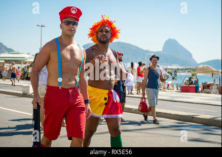 RIO DE JANEIRO - 15. MÄRZ 2017: Brasilianer in humorvolle Karneval Kostüme an einem Morgen street party Copacabana Strand sammeln. Stockfoto