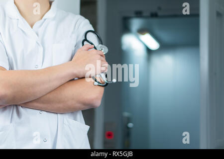 Helle Nahaufnahme von männlicher Arzt in Uniform holding Stethoskop im Krankenhaus. Medizinisches konzept mit Platz kopieren Stockfoto