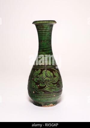 Pfingstrose baluster-shaped Vase mit Blumen. China. Datum: 1115-1234. Abmessungen: H 22,7 cm (8 15/16 in.); Durchm. 9,8 cm (3 7/8 in.). Cizhou ware; antirutsch-beschichtet und glasierten Steinzeug mit unterglasur geschnitzten. Herkunft: China. Museum: Das Chicago Art Institute. Stockfoto