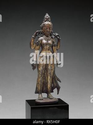 Sarasvati, die Göttin der Weisheit, die ein Buch und ein Wasser Pot. Nepal, Kathmandu Tal. Datum: 901 AD-1000. Abmessungen: 22,9 x 8 x 5,1 cm (9 x 3 1/8 x 2 in.). Vergoldete Kupferlegierung mit Halbedelsteinen. Herkunft: Kathmandu Tal. Museum: Das Chicago Art Institute. Stockfoto