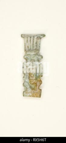 Amulett des Gottes Bes. Ägyptische. Datum: 664 v. Chr.-332 v. Chr.. Abmessungen: 2 × 0,75 × 0,5 cm (3/4 x 1/4 x 3/16 in.). Fayence. Herkunft: Ägypten. Museum: Das Chicago Art Institute. Thema: Alte ägyptische. Stockfoto