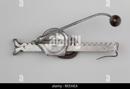 Cranequin (Wickler) für eine Armbrust. Deutsch. Datum: 1600. Abmessungen: Wt. 5 lb. 8 oz. Stahl und Holz. Herkunft: Deutschland. Museum: Das Chicago Art Institute. Stockfoto