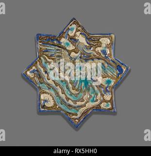 Star-Shaped Fliese mit Phoenix. Iran; möglicherweise Takht-i Sulaiman. Datum: 1250-1290. Abmessungen: 21,2 × 21,8 × 1,2 cm (8 5/16 x 8 9/16 x 1/2 in.). Fritware mit angespritztem Dekoration, in - Malerei Glasur in Blau und Türkis und gebrannte Glasur noch mal überglasieren Malerei in Glanz. Herkunft: Iran. Museum: Das Chicago Art Institute. Thema: Islamische. Stockfoto