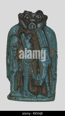 Amulett der thebanischen Triade, Amun, Mut, und Khonsu. Ägyptische. Datum: 664 v. Chr.-332 v. Chr.. Abmessungen: 4,4 × 2,5 × 0,3 cm (1 3/4 × 1 × 1/8 in.). Fayence. Herkunft: Ägypten. Museum: Das Chicago Art Institute. Thema: Alte ägyptische. Stockfoto