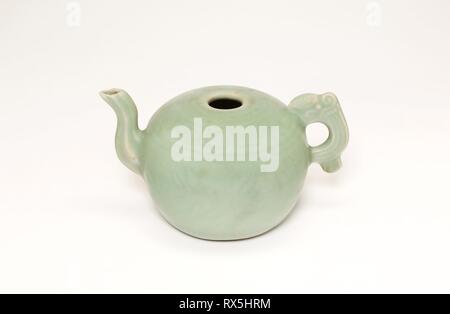 Ewer mit Tieren umgehen. China. Datum: 1300-1368. Abmessungen: 6,6 × 11,6 × 7,8 cm (2 5/8 x 4 9/16 x 3 1/16 in.). Longquan ware; celadon - glasiert Steingut. Herkunft: China. Museum: Das Chicago Art Institute. Stockfoto