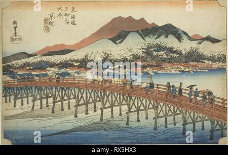 Kyoto: Die große Brücke an Sanjo (Keishi, Sanjo ohashi), aus der Serie "Dreiundfünfzig Stationen des Tokaido (Tokaido gojusan tsugi no Uchi), "auch als Hoeido Tokaido bekannt. Utagawa Hiroshige?? ??; Japanisch, 1797-1858. Datum: 1828-1839. Abmessungen: 23 x 35,5 cm (9 1/16 x 13 15/16 in.). Farbe holzschnitt; Oban. Herkunft: Japan. Museum: Das Chicago Art Institute. Stockfoto