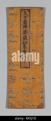 Sutra-einband. China. Datum: 1590-1599. Abmessungen: 34,6 x 12,2 cm (13 5/8 x 4 7/8 in.). Seide und gold-leaf-über-lackiert - Papierstreifen, die atlasbindung mit Musterung Tressen; über Karton verpackt und auf Papier; angewandte Label aus Seide, in Leinwandbindung, mit beschrifteten Titel lackiert und/oder mit Tinte gedruckt. Herkunft: China. Museum: Das Chicago Art Institute. Stockfoto