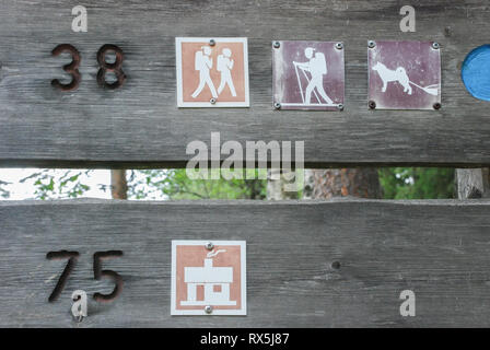 Zeichen oder waymarkers für Spaziergänge, Wanderungen, Ski und Hundeschlitten Trails in der Taiga forest im Norden Finnlands Stockfoto