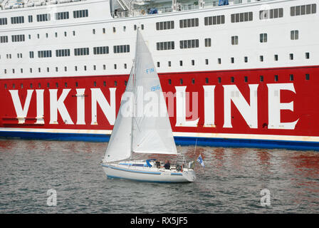 MS Mariella, eine Fahrt mit der Fähre oder dem Liner durch Viking Line, in den Hafen von Helsinki, Finnland, Europa, mit einer kleinen finnischen Segelboot Stockfoto