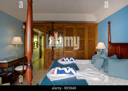 Handtücher und Bademäntel auf Bett im Hotelzimmer Stockfoto