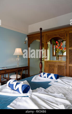 Handtücher und Bademäntel auf Bett im Hotelzimmer Stockfoto