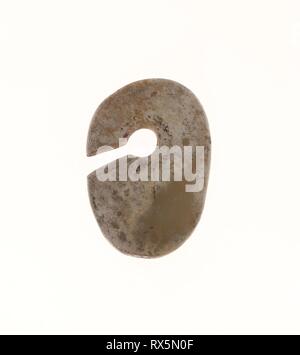 Schlitz Oval Ring (jue). China. Datum: 5000 v. Chr.-3000 v. Chr.. Abmessungen: 1 3/8 x 15/16 x 1/4 in. Jade. Herkunft: China. Museum: Das Chicago Art Institute. Stockfoto