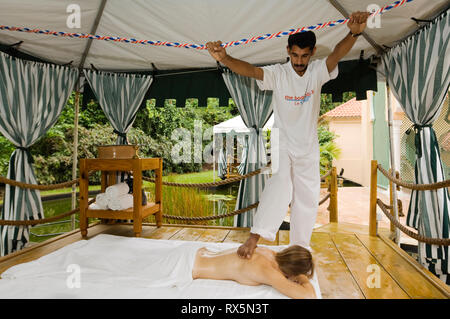 Frauen, die ashiatsu Massage im Zelt Stockfoto