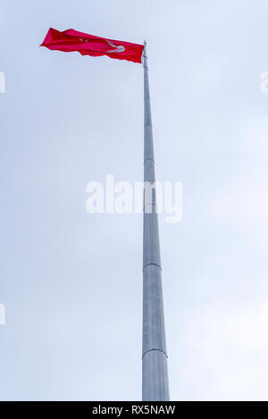 Eine riesige türkische Fahne winken in den blauen Himmel. Stockfoto