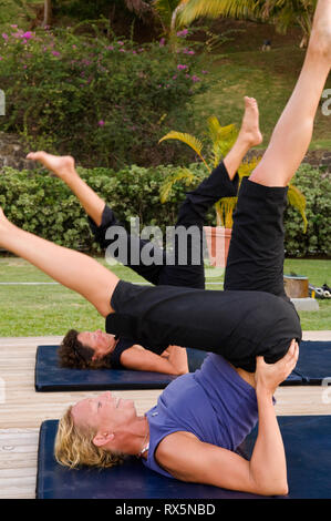 Frauen praktizieren Yoga im park Stockfoto