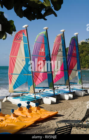 Segelboote und Kanus am Strand Stockfoto