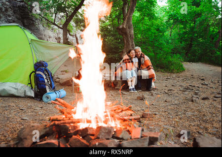 Zelt Camping Paar romantische Lagerfeuer sitzen, Nacht, Landschaft Stockfoto