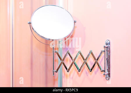Kosmetikspiegel für Make-up mit Verlängerung an der Wand Stockfoto