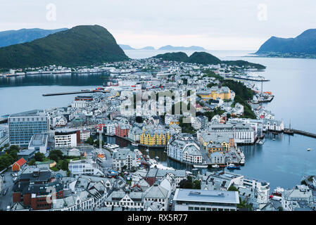 Alesund ist ein Port und touristische Stadt in Norwegen. Berühmte Touristenattraktion. Sicht auf dem Berg Aksla Stockfoto