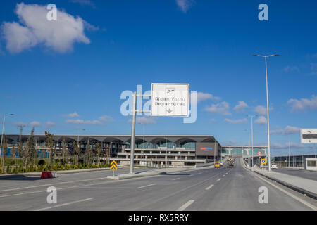 Istanbul/Türkei - vom 27. November 2018: Neue Istanbul Flughafen Terminal. Dritten Flughafen Istanbul. Äußere Fahrzeug Eintrag, im Bau Stockfoto