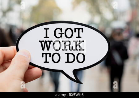 Nahaufnahme der Hand eines jungen kaukasischen Mann mit einem Namensschild, in Form einer Sprechblase, mit dem text Ich arbeite in der IT zu geschrieben, auf einem Do Stockfoto