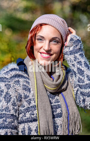 Porträt einer lächelnden jungen Frau Stockfoto