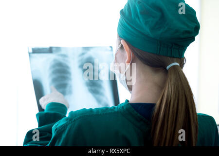 Weibliche Frauen Arzt auf Röntgenstrahlen in einem Krankenhaus. Überprüfung chest x-ray film auf der Station Stockfoto