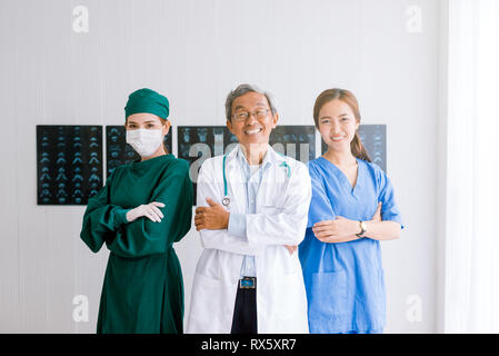 Leitender Arzt und Team mit Krankenschwester und Ärztin Chirurg Porträt im Büro am Krankenhaus Stockfoto
