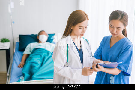 Arzt und Krankenschwester in einem Zimmer im Krankenhaus und der Besuch eines Patienten der medizinischen Bericht aktualisieren. Stockfoto