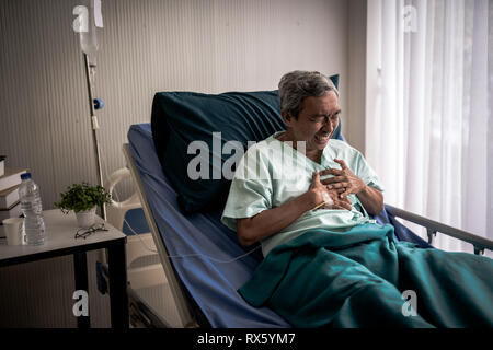 Reifer Mann mit Schmerzen in der Brust leiden, Herzinfarkt im Krankenhaus. Stockfoto