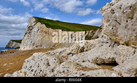 Abgebildet ist ein Spaziergang zu Durdles Tür auf der South West Coast Path, Dorset. Stockfoto