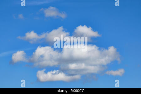 Abgebildet sind Wolken vor blauem Himmel. Stockfoto